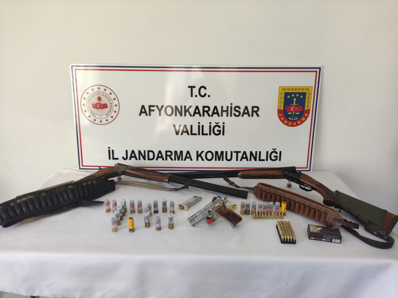Afyonkarahisar'da düğünde havaya ateş eden 2 şüpheli yakalandı