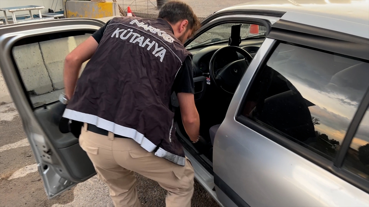 Otomobilinin küllük kısmına gizlenmiş uyuşturucu bulunan şüpheli tutuklandı