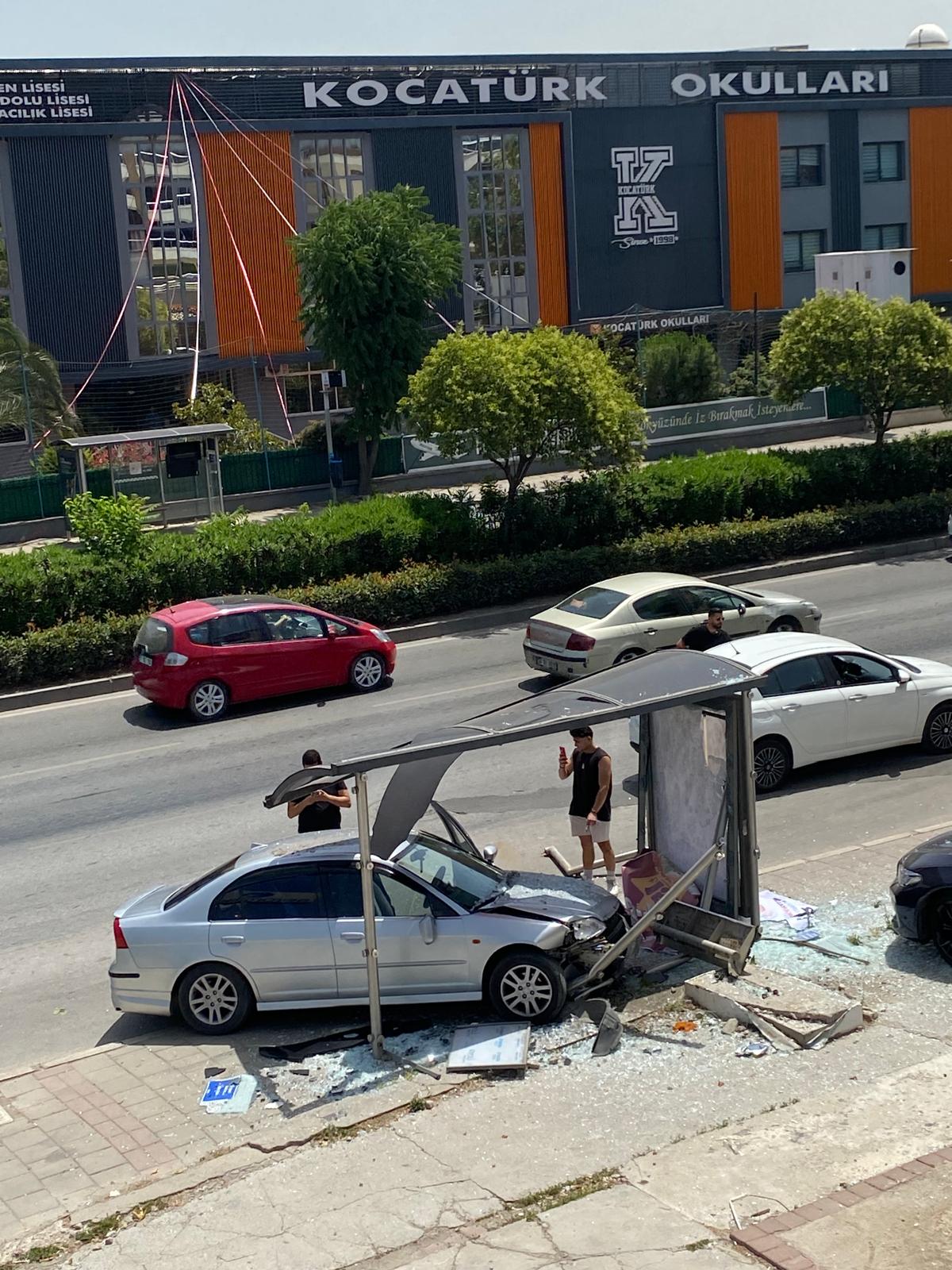 İzmir'de kontrolden çıkan otomobil, otobüs durağına çarptı