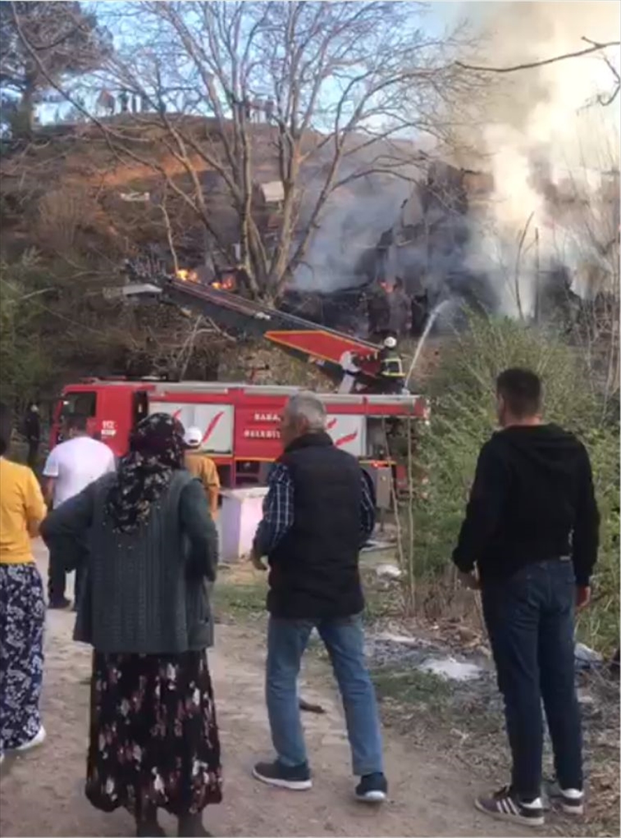 Seferihisar'da ev ve işletmede çıkan yangın hasara neden oldu
