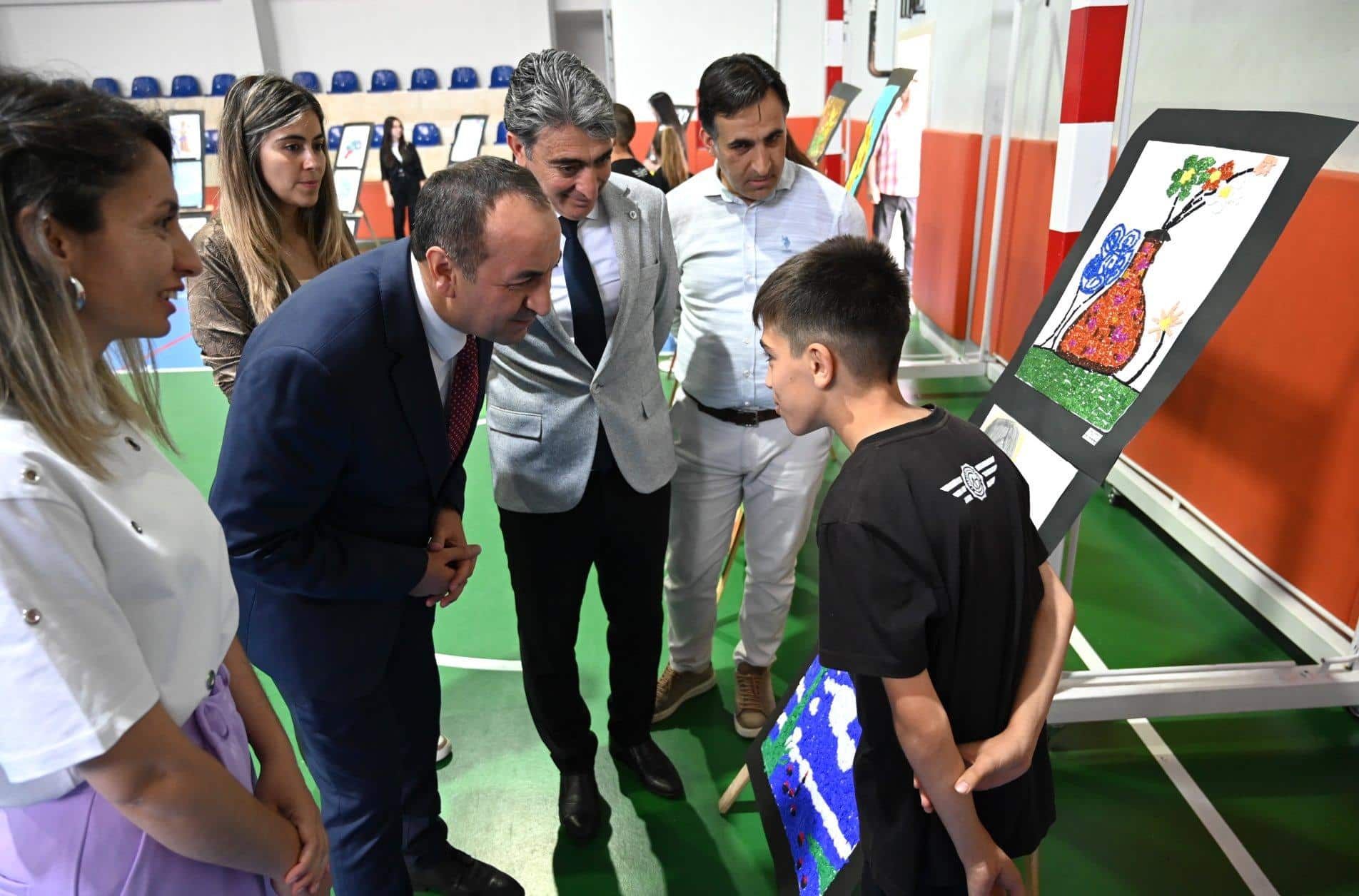 Uşak’ta Ortaokul öğrencilerinden "Paylaşımla Büyüyen Sanat" Sergisi