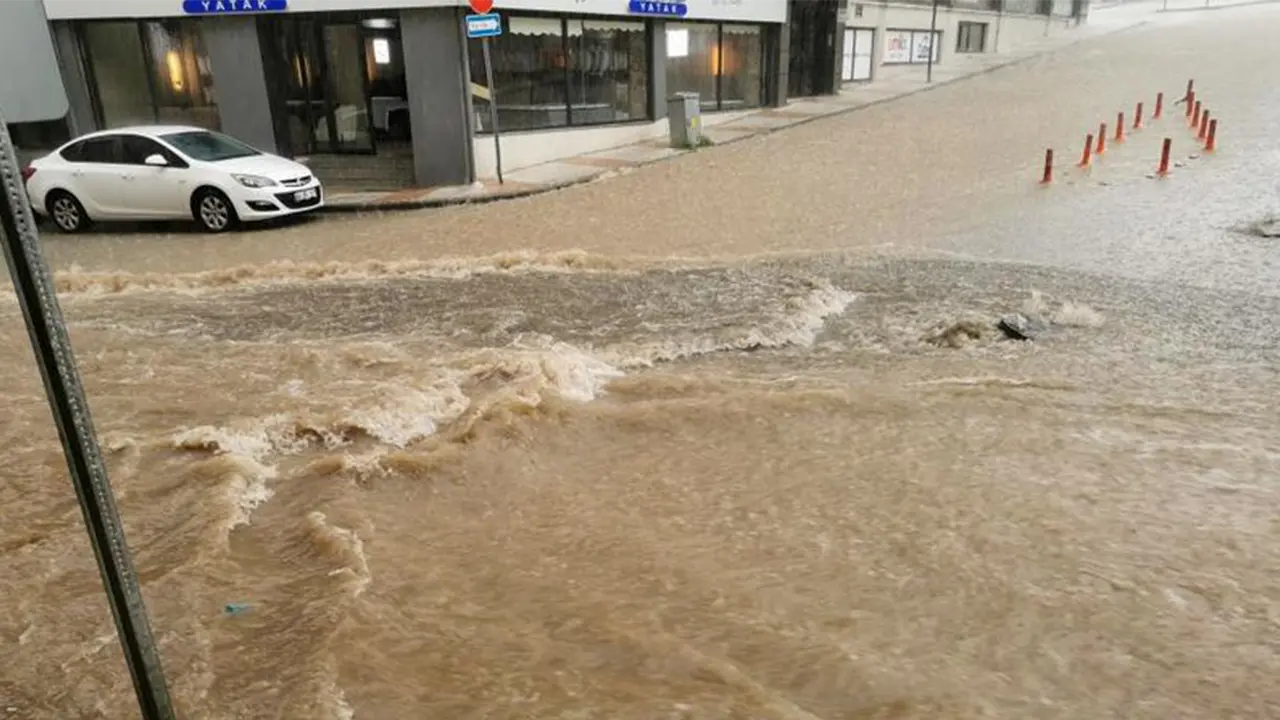 Uşak'ta Sağanak ve Dolu Hayatı Felç Etti