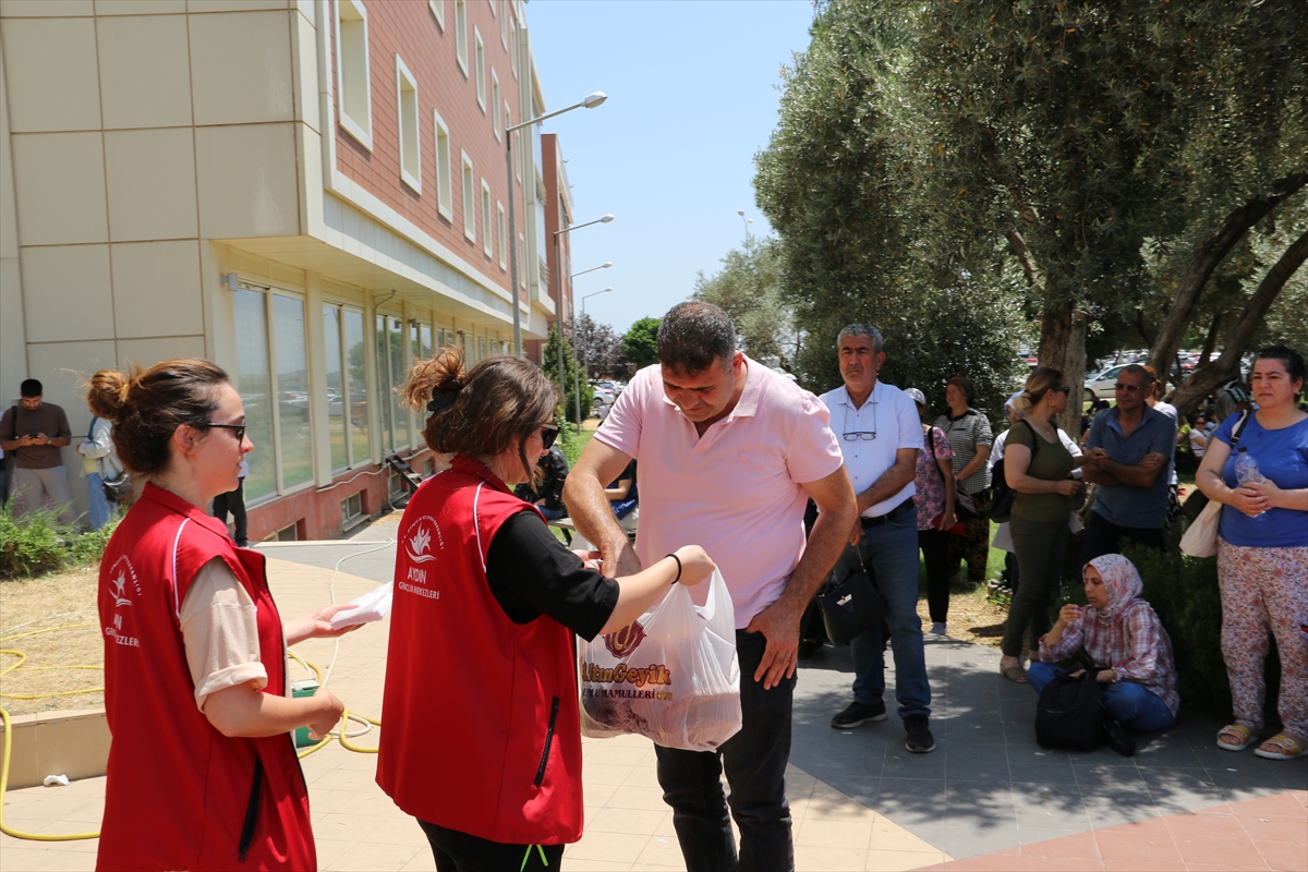 Aydın'da YKS oturumu sonrası öğrenciler için kalem toplandı