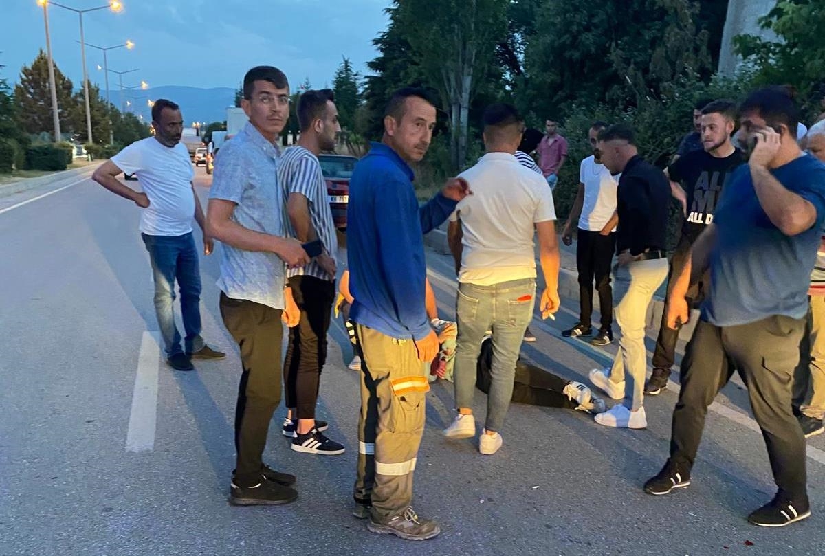 Gediz'de otomobille çarpışan motosikletteki 2 kişi yaralandı
