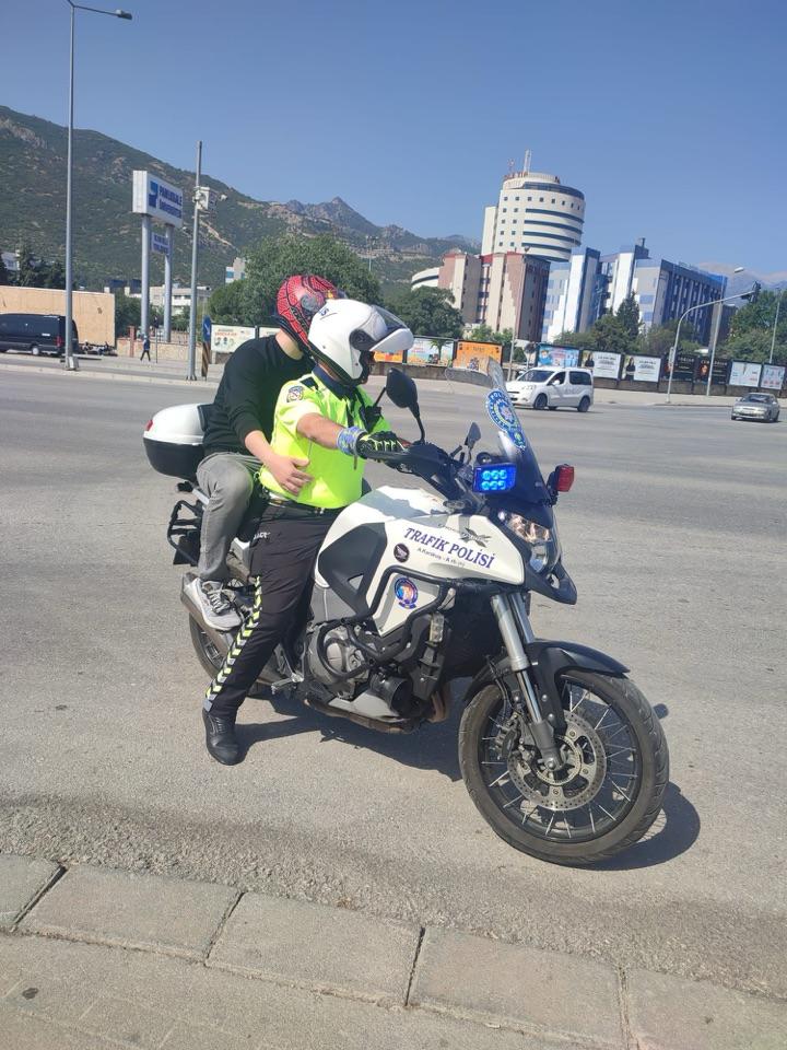 Denizli'de YKS'ye geç kalan öğrencileri okullara polis yetiştirdi