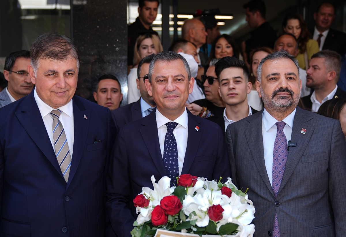 CHP Genel Başkanı Özel, İzmir'de ziyaretlerde bulundu