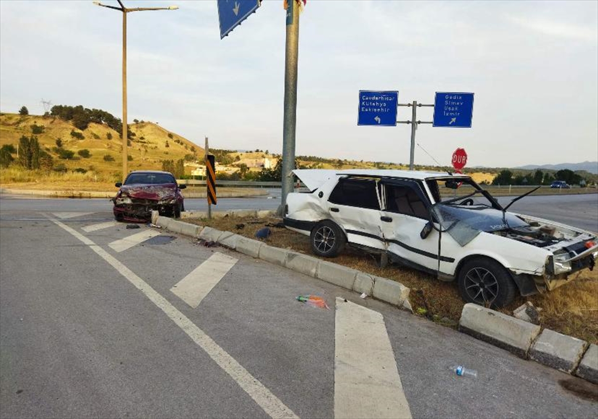 Gediz'de iki otomobil kavşakta çarpıştı
