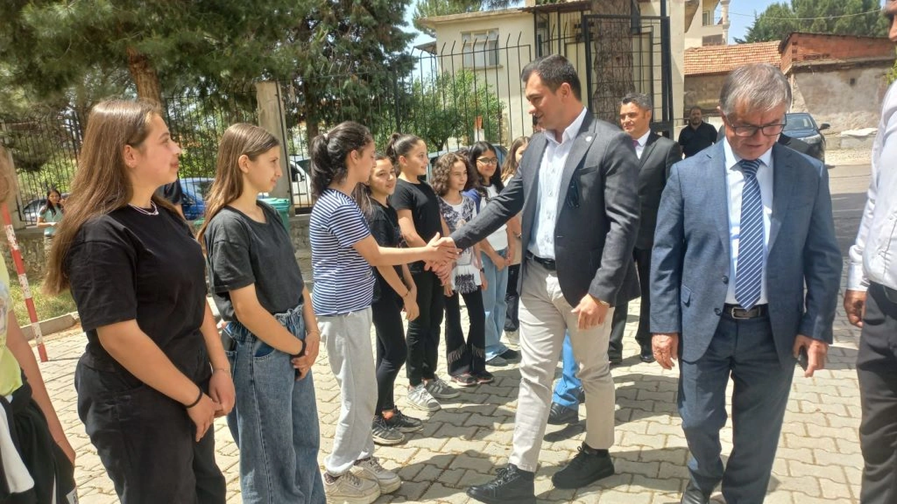 Karahallı’da Ortaokul Öğrencileri Kermes Düzenledi