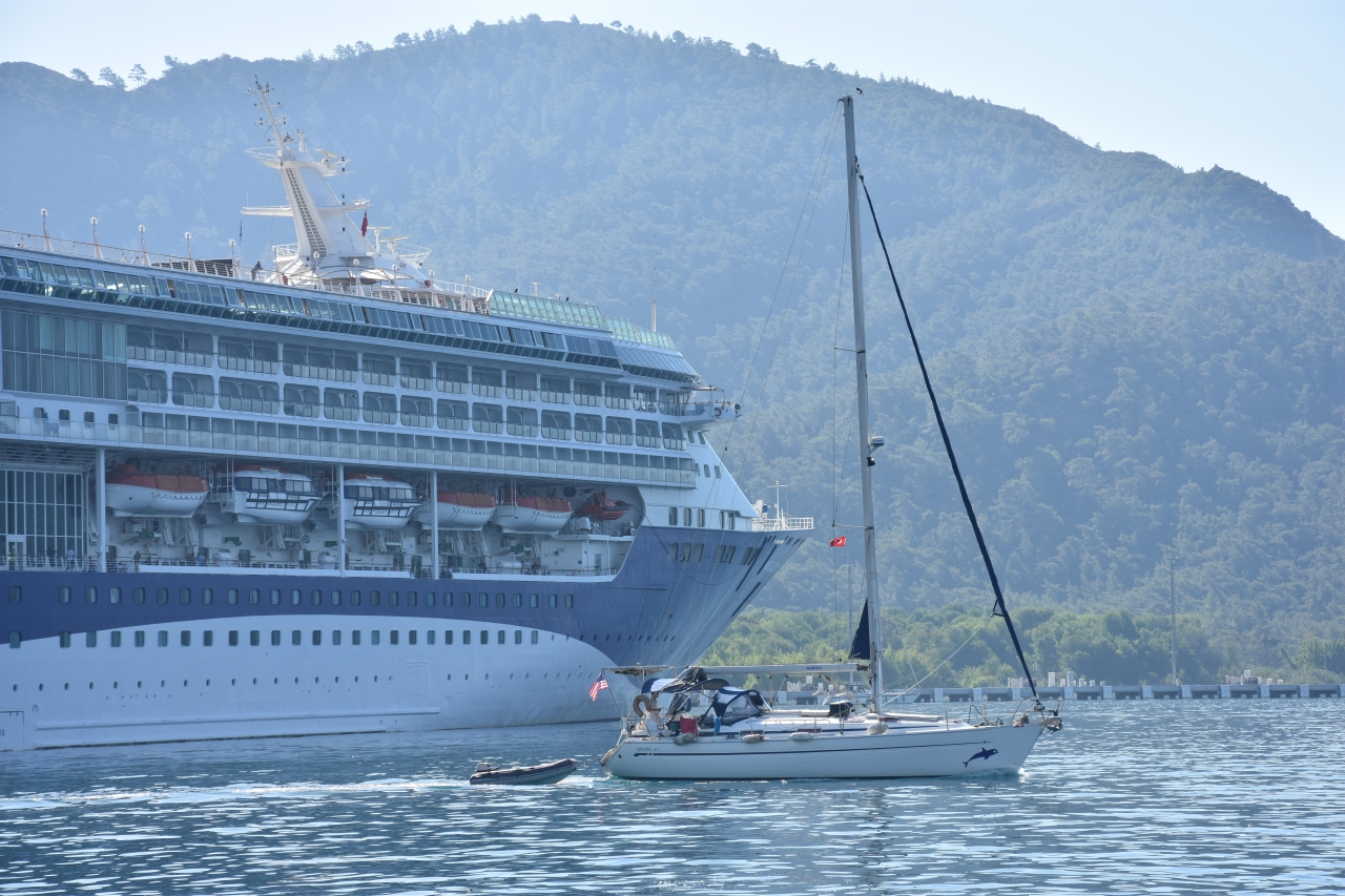 Yolcu gemisi "Marella Discovery" Marmaris'e geldi