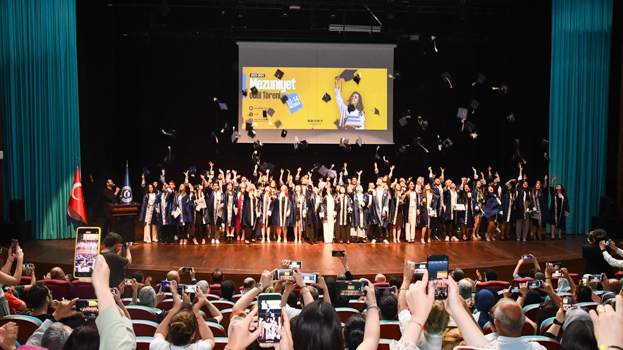 Uşak Üniversitesi Öğrencileri Kep Attı