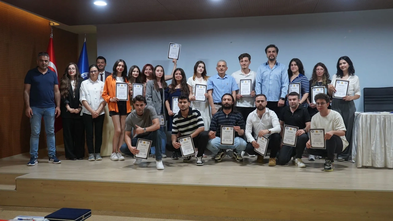 Uşak Üniversitesinde Oyunculuk Sertifikası Töreni Heyecanı