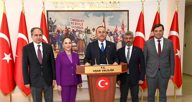 DIŞİŞLERİ BAKANI MEVLÜT ÇAVUŞOĞLU, VALİ FUNDA KOCABIYIK'I ZİYARET ETTİ