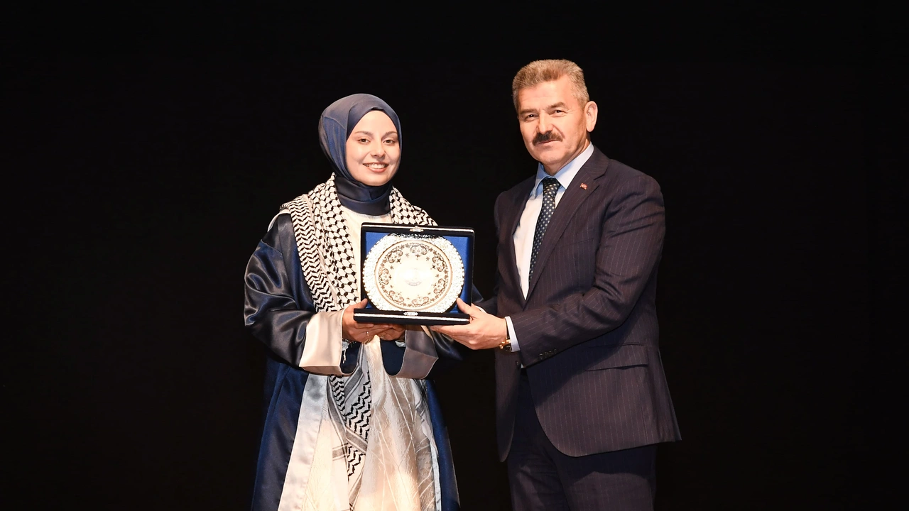 Uşak'taki mezuniyet töreninde üniversite birincisinden Filistin'e destek çağrısı