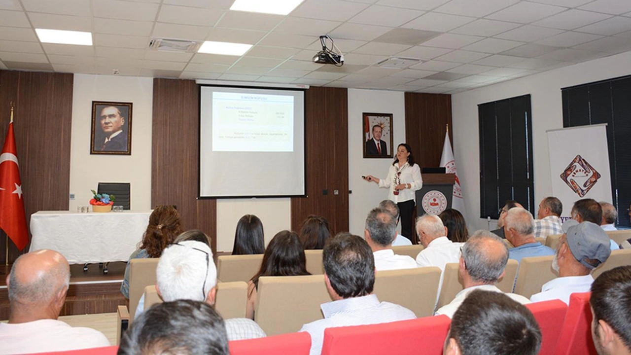 Uşak Üniversitesinden Eşme’de Ceviz Üreticilerine Eğitim