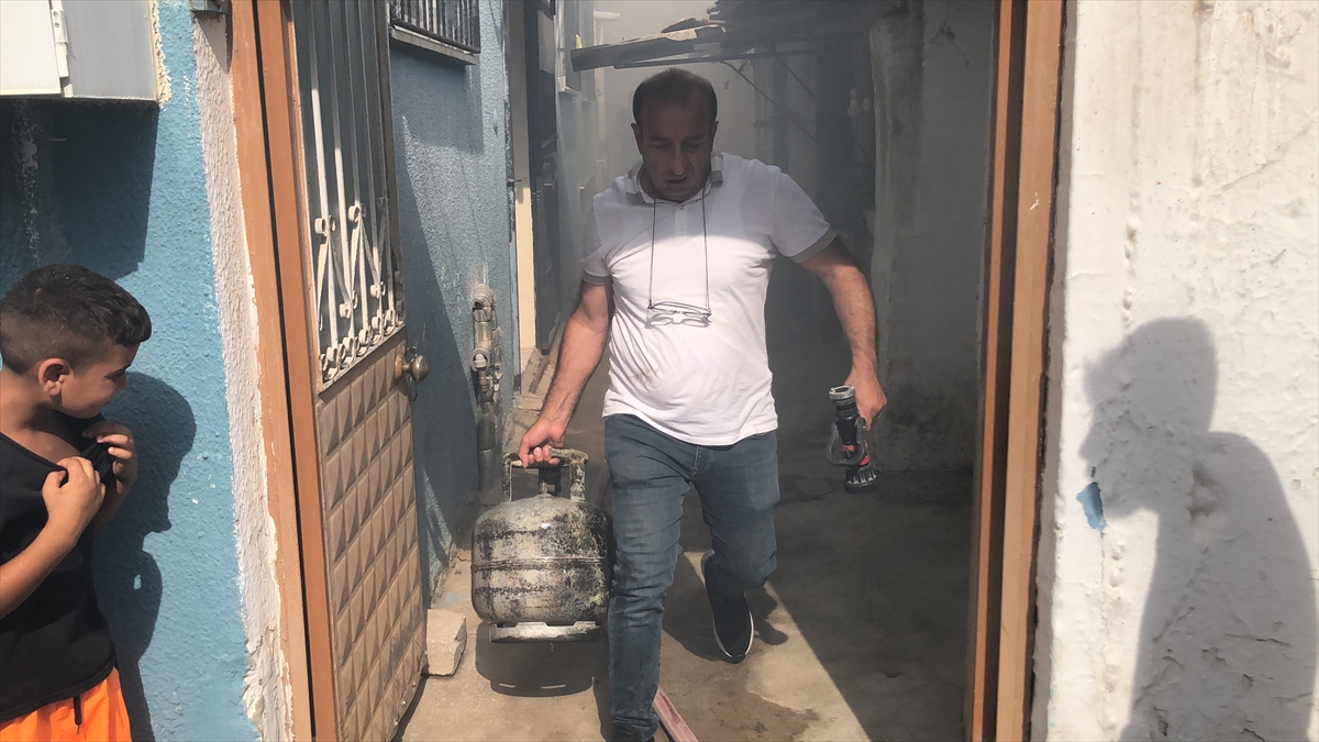 Aydın'da depoda çıkan yangında 3 ev hasar gördü