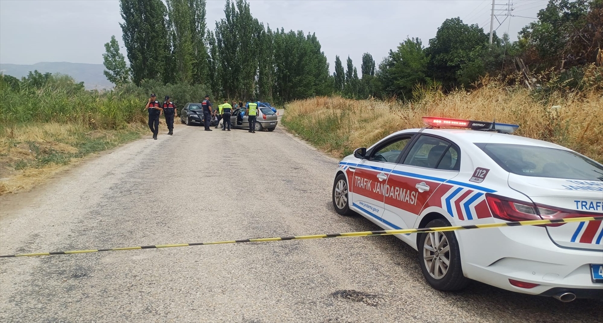 Manisa'da iki otomobilin çarpışması sonucu 2 kişi öldü