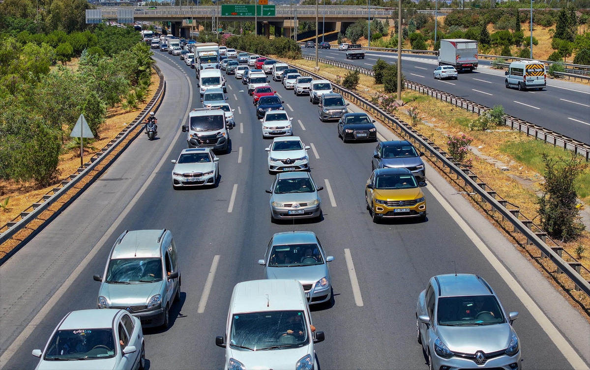 İzmir ve Aydın'da tatil beldelerine giden yollarda uzun araç kuyrukları oluştu