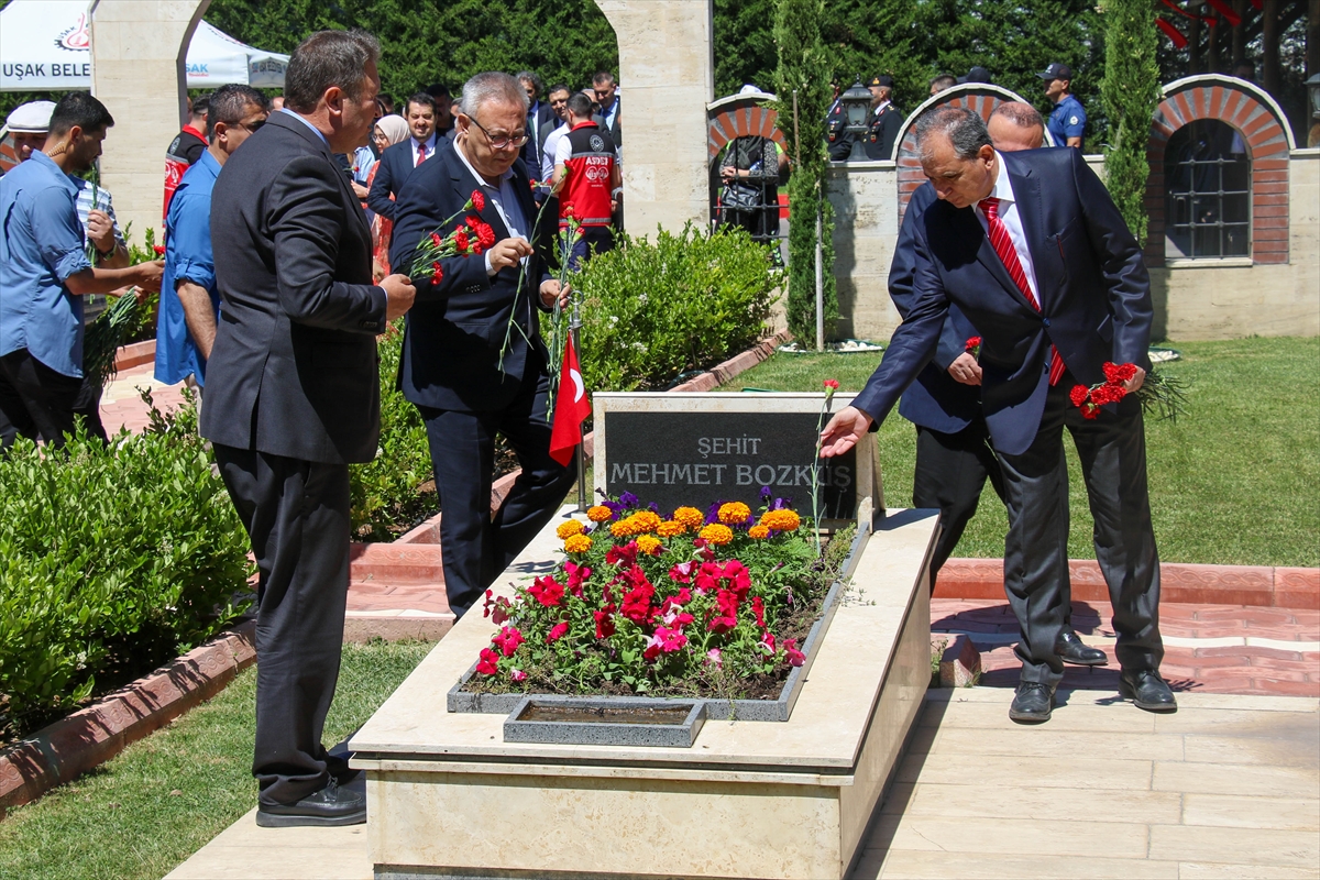 Uşak'ta protokol şehitliği ziyaret etti