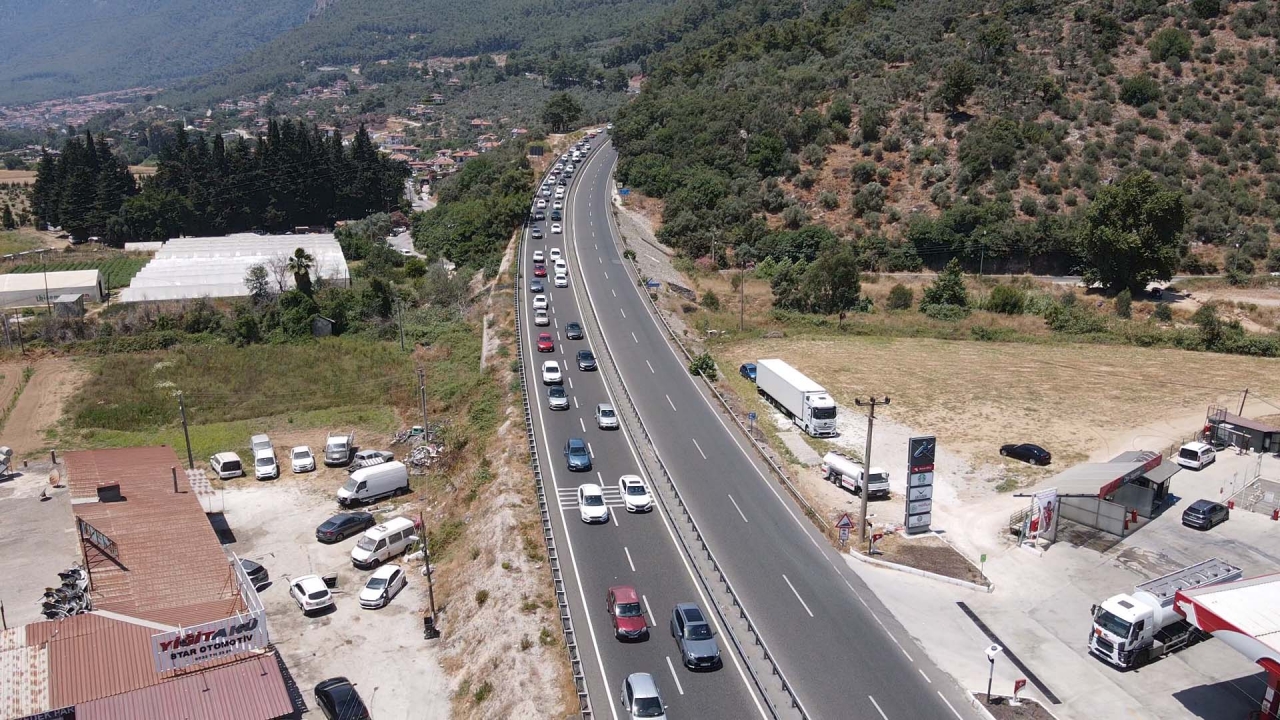 Muğla'da kara yollarında bayram hareketliliği yaşanıyor
