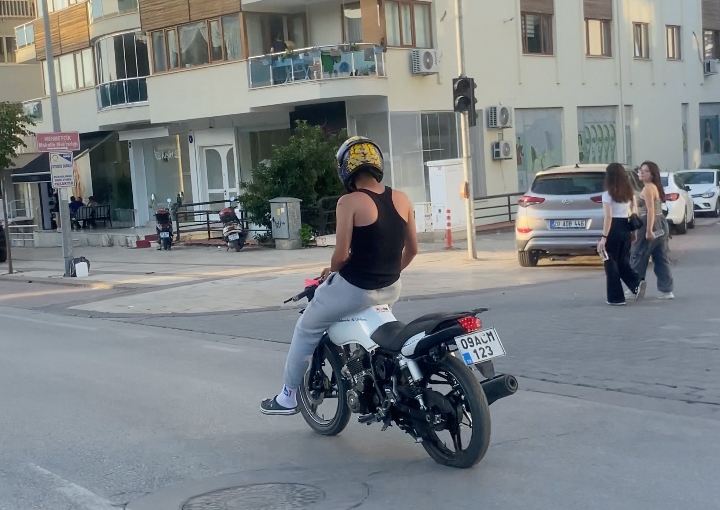 Denizli'de motosikletlinin tehlikeli yolculuğu kameraya yakalandı