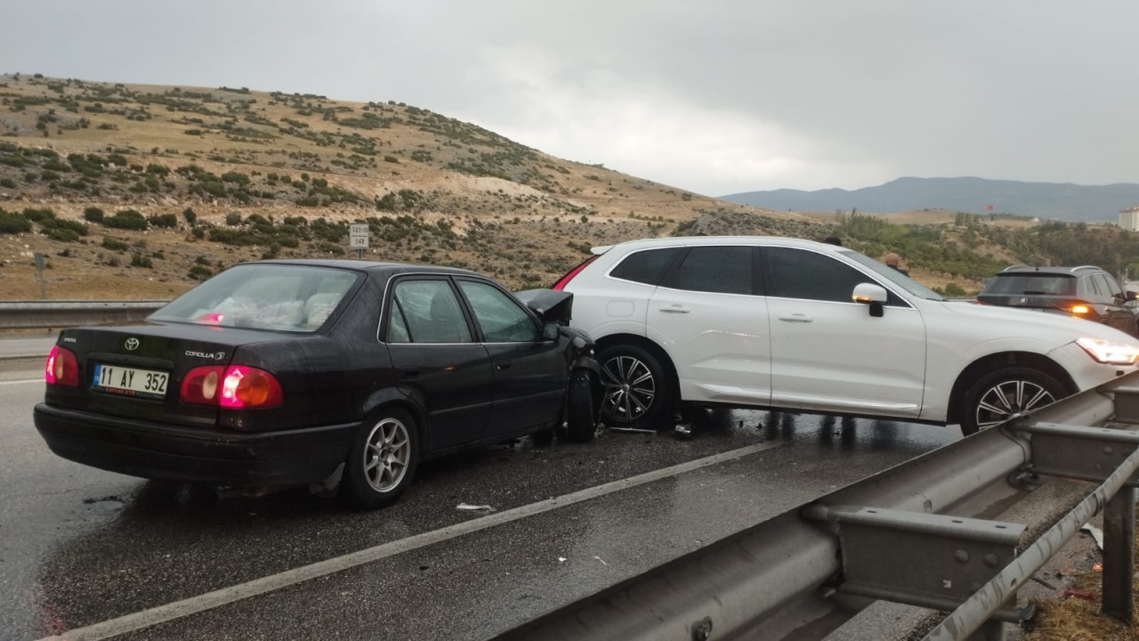 Afyonkarahisar'da iki otomobilin çarpışması sonucu 6 kişi yaralandı