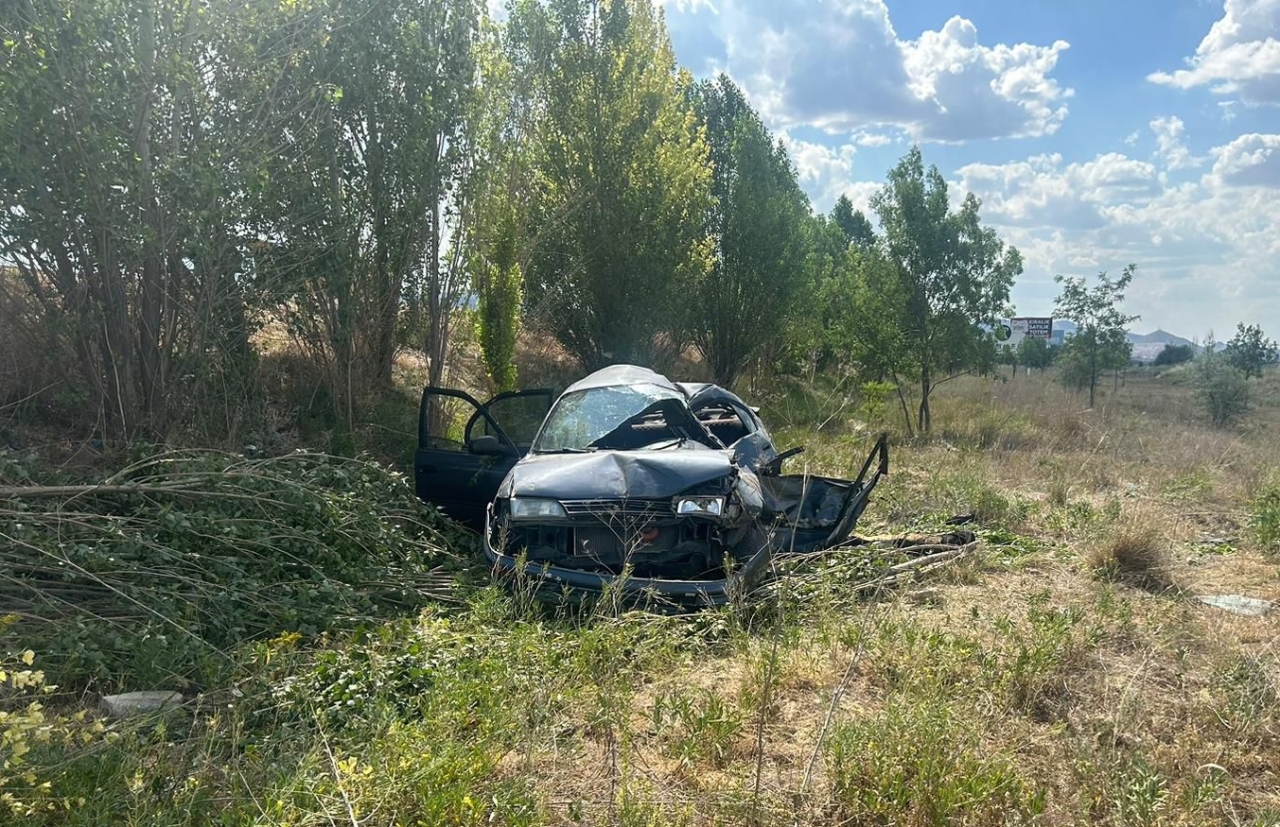 Afyonkarahisar'da şarampole devrilen otomobildeki 5 kişi yaralandı