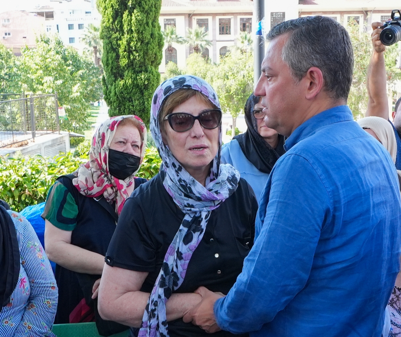 CHP Genel Başkanı Özel, Manisa'da cenaze törenine katıldı
