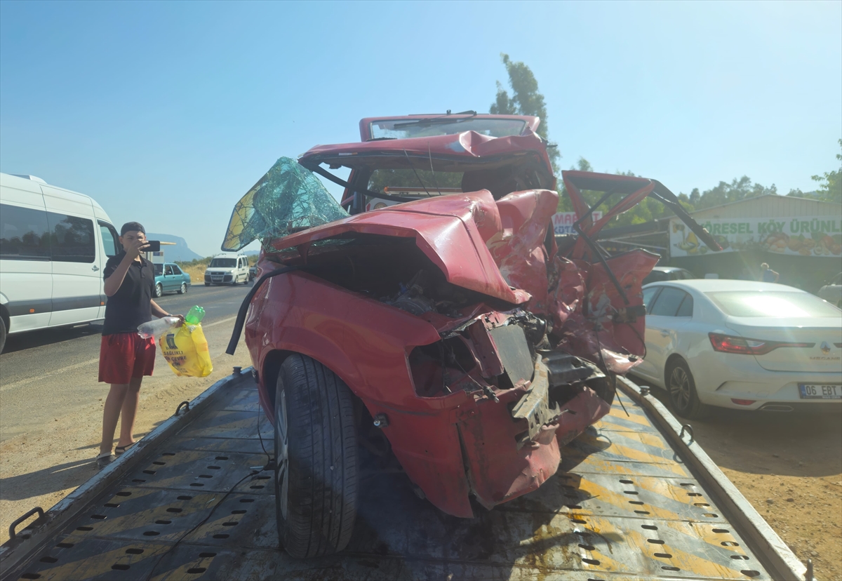 İzmir'in Menderes İlçesinde İki Otomobil Çarpıştı: 2 Ölü, 7 Yaralı