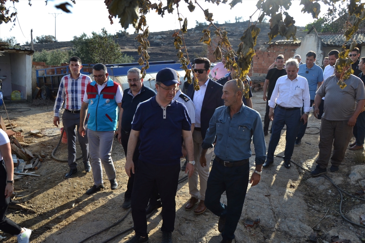 Vali Ünlü, Salihli'de orman yangınından etkilenen mahallelerde incelemede bulundu