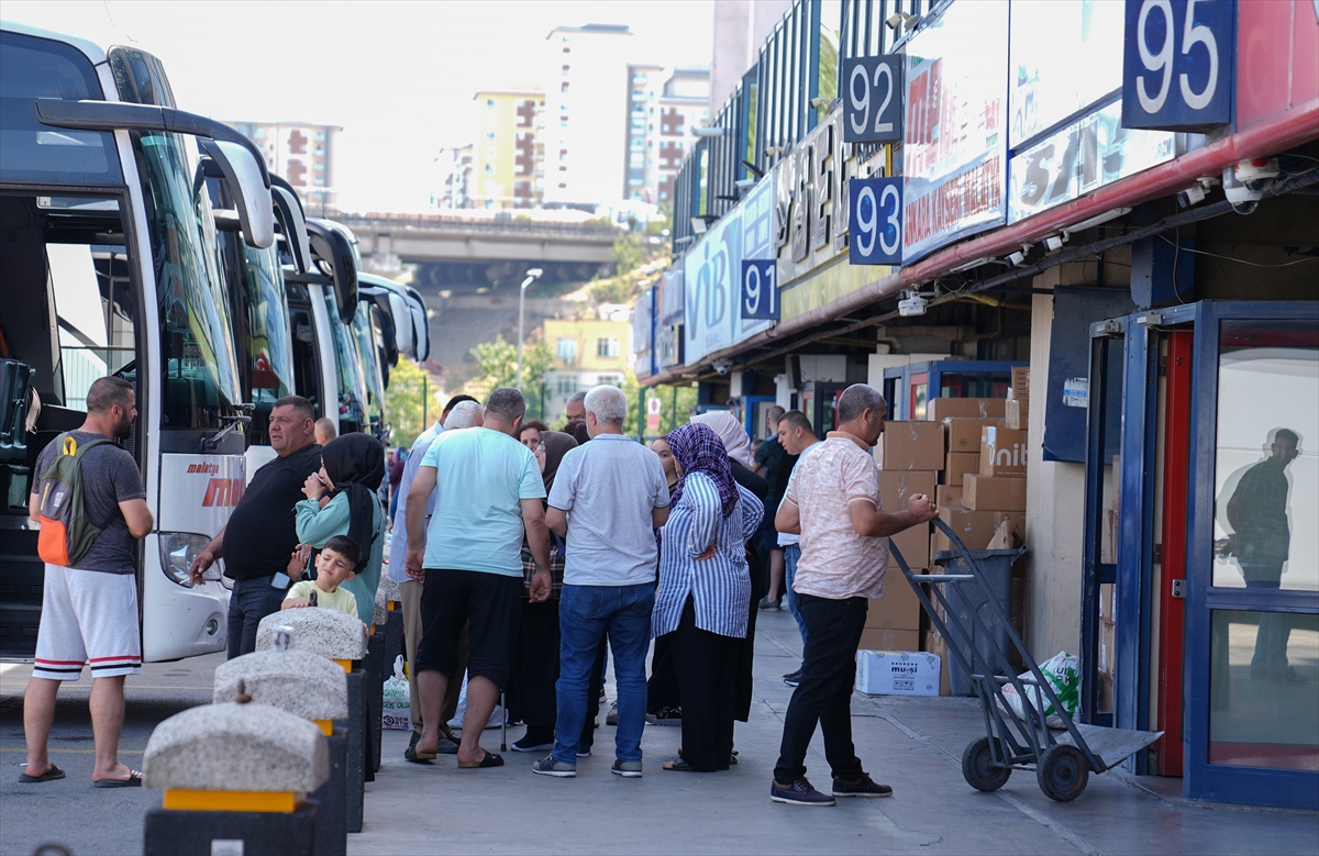 İSTANBUL - Büyük İstanbul Otogarı'nda tatil dönüşü yoğunluk yaşanıyor