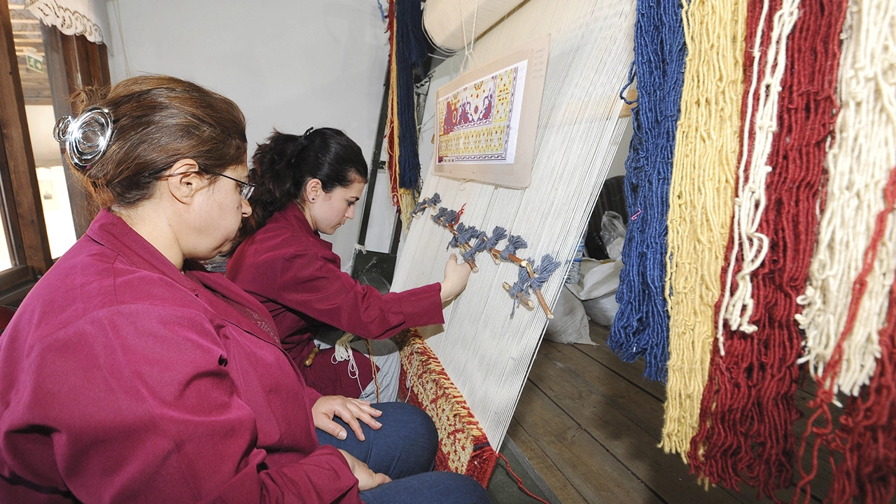 İlimizde El Sanatları “Tarihi Uşak Halısı”