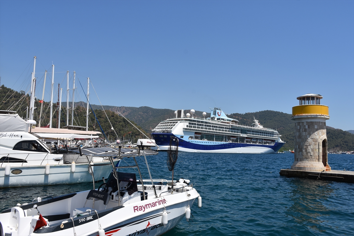 Yolcu gemisi "Marella Discovery" 1850 yolcusuyla Marmaris'e geldi