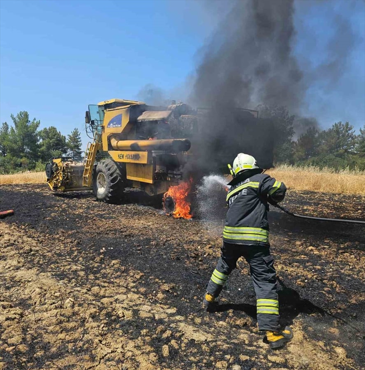 Muğla'da biçerdöverden buğday tarlasına sıçrayan yangın söndürüldü
