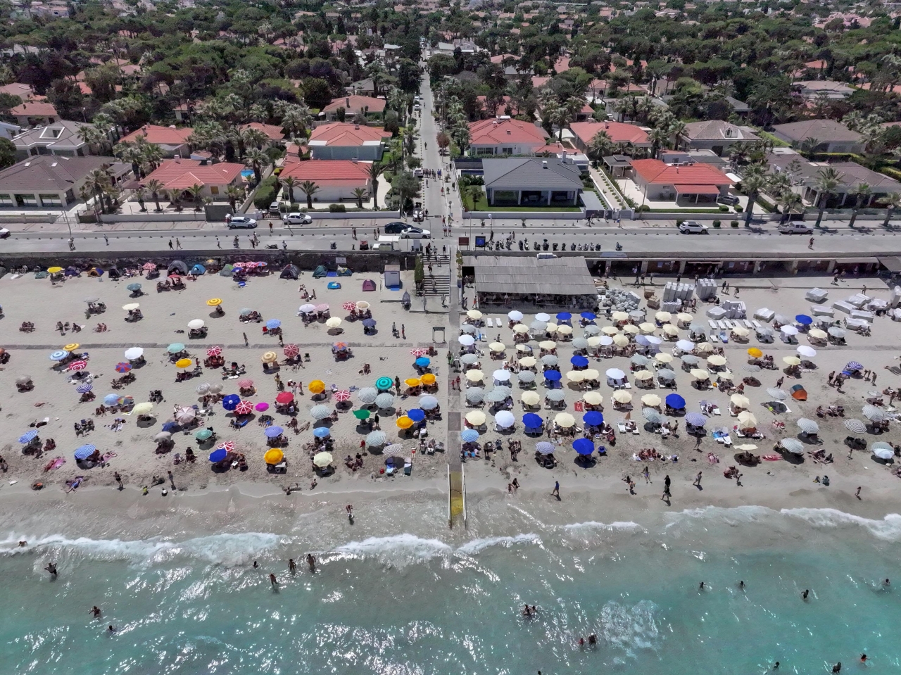 Bayram tatilinde Çeşme'nin otelleri de plajları da doldu