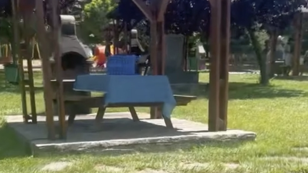 Uşak’ta Uyanık Piknikçiler, Masaları Sabahtan Eşya Bırakıp Rezerve Ediyor