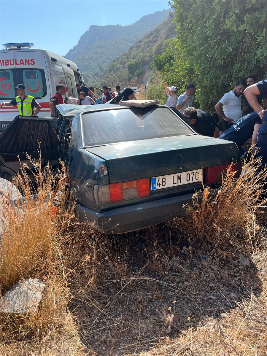 Muğla'da iki otomobilin çarpışması sonucu 1 kişi öldü, 5 kişi yaralandı