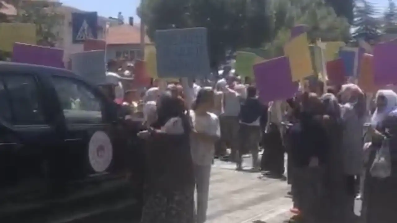 Sivaslı Pınarbaşı Halkı Bilirkişinin Yolunu Kesti: Taş Ocağı İstemiyoruz!