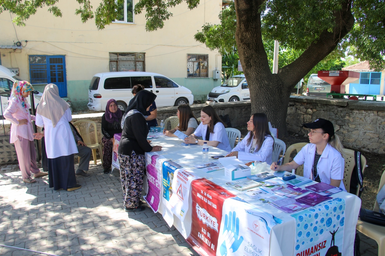 Uşak'ta sağlıkçılar köy köy gezip sağlık taraması yapıyor