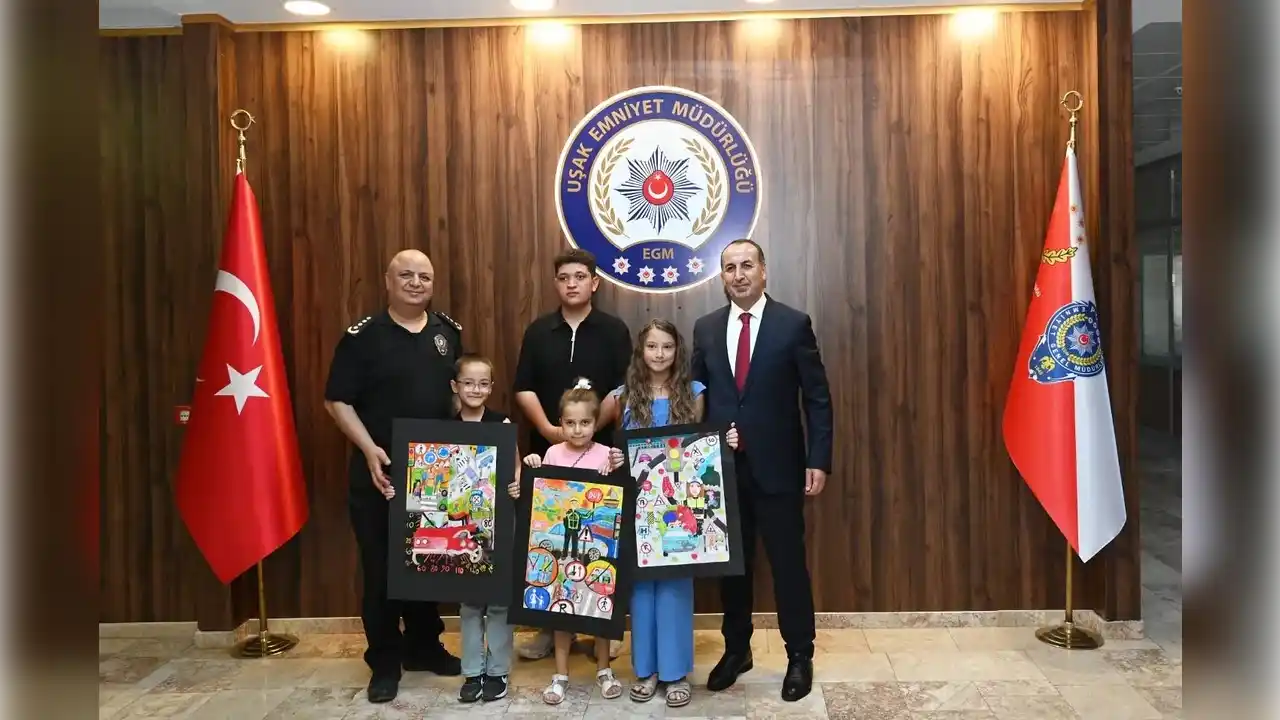 Uşak’ta Öğrenciler Trafik Kurallarını Resme ve Fotoğrafa Yansıttılar