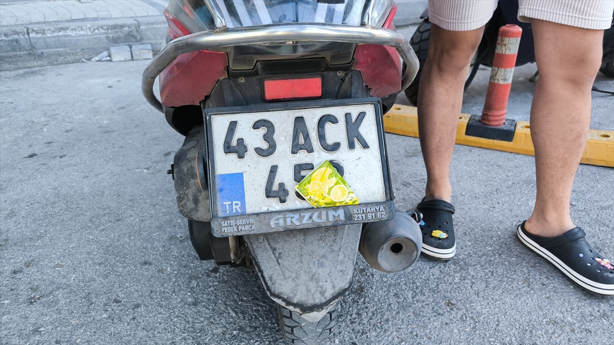Kütahya'da motosikletinin plakasını ıslak mendille kapatan kasksız sürücüye ceza
