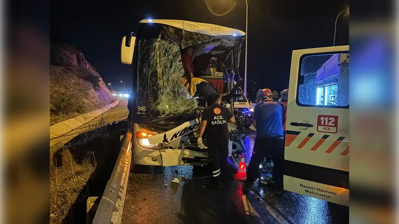 Uşak-Afyon Yolunda Feci Kaza: 14 Yaralı