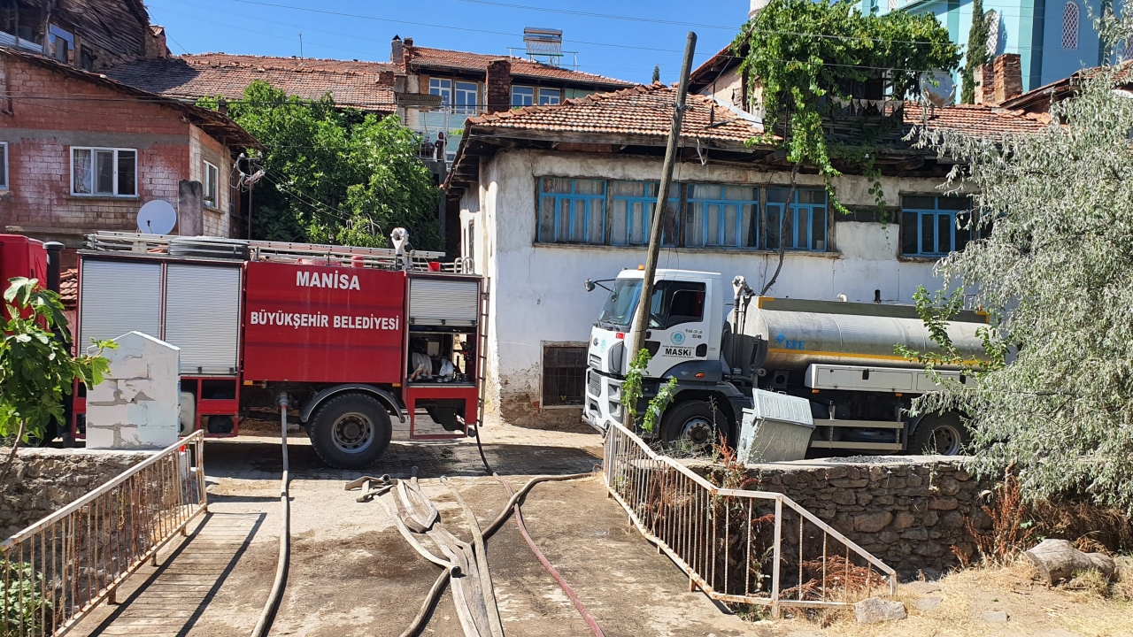 Demirci'de yangın çıkan ev kullanılamaz hale geldi