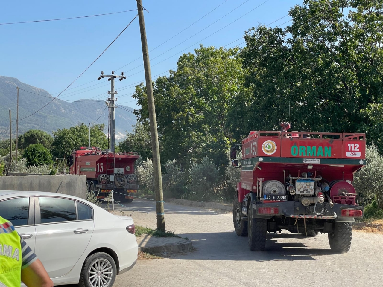 İzmir'in Tire ilçesinde ormanlık ve makilik alanda çıkan yangına müdahale ediliyor