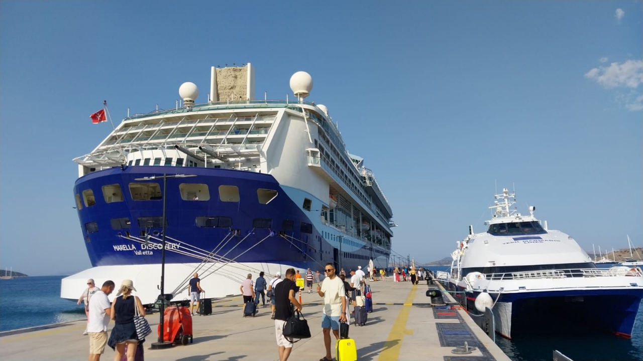 Malta bayraklı kruvaziyer "Marella Discovery" Bodrum Limanı'na demirledi