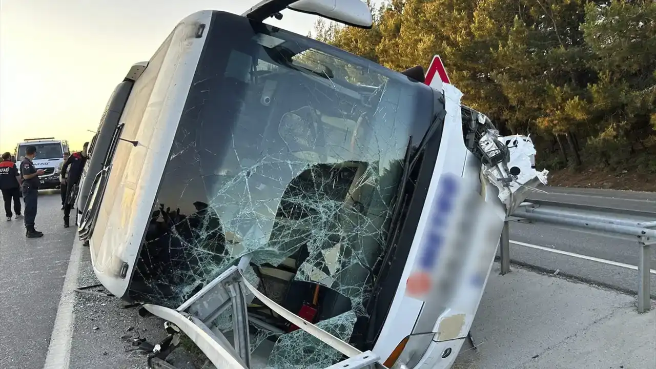 Uşak'ta Yolcu Otobüsü Devrildi: 11 Kişi Yaralandı
