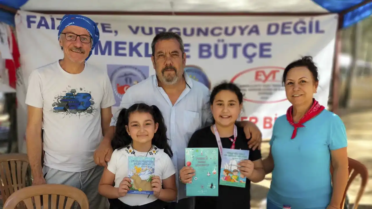 Uşak Emekliler Sendikası Çocuklara Kitap Hediye Etti