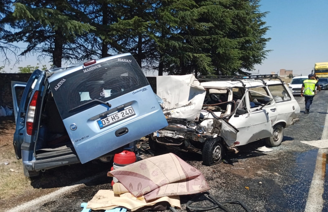 Afyonkarahisar'da trafik kazasında 2 kişi öldü, 1 kişi yaralandı