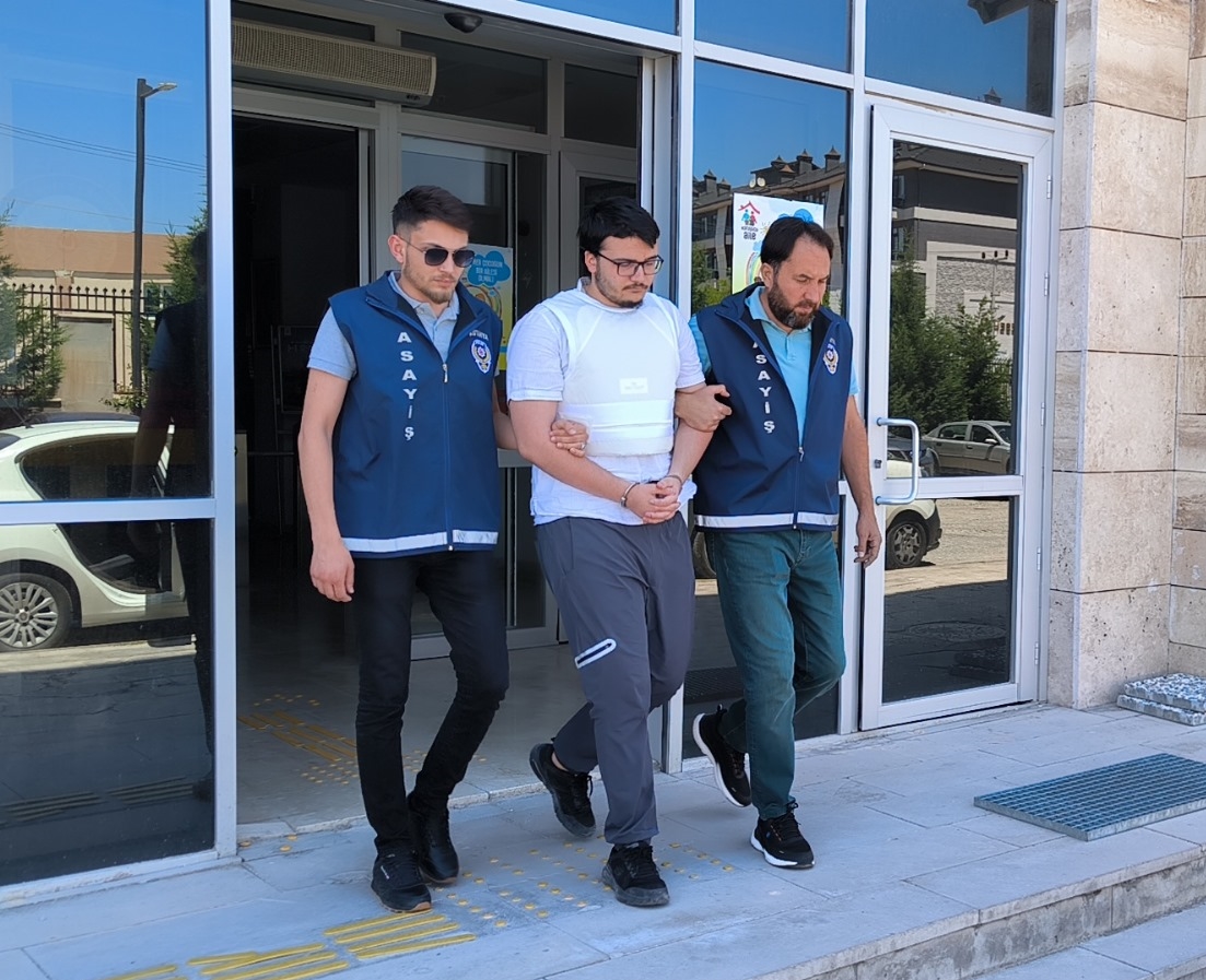 Kütahya'daki çifte cinayetin zanlısı, annesi ve üvey babasını öldürdüğünü itiraf etti