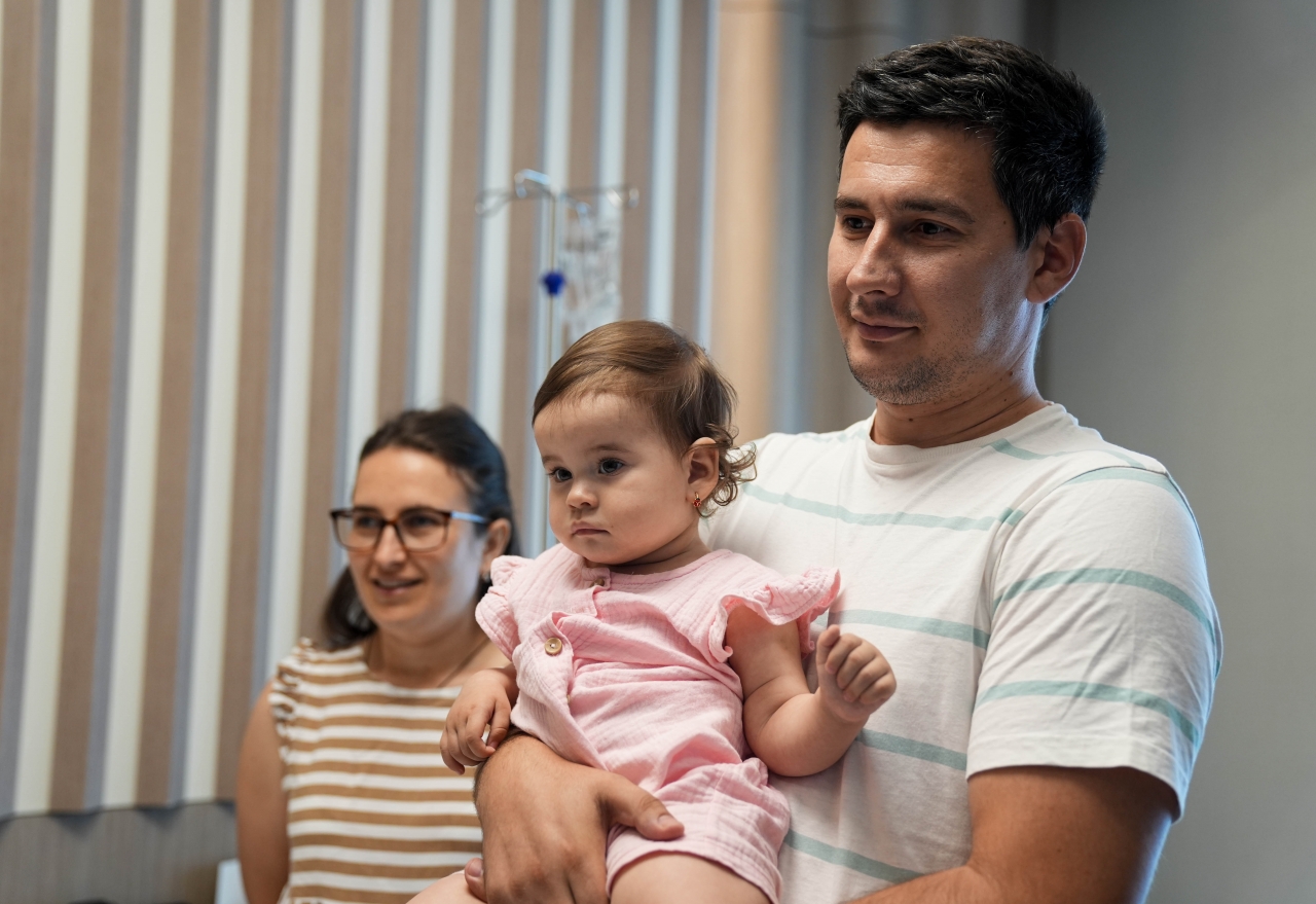 İzmir'de 14 aylık bebek anne ve babasının sesini ilk kez duydu