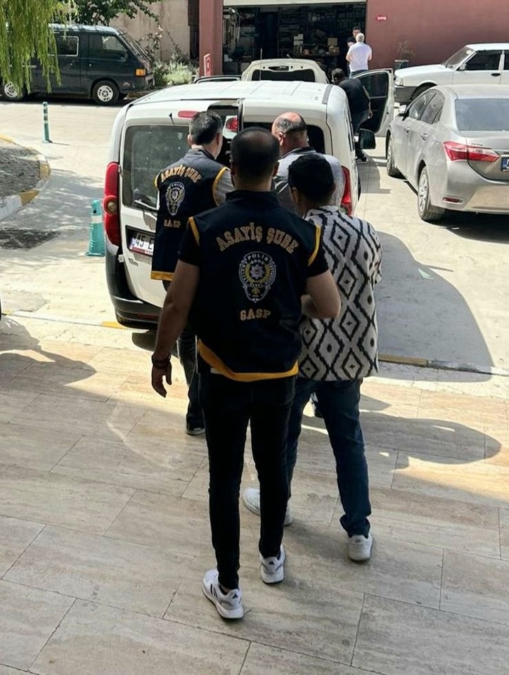 Şehzadeler'de muhtarlık binasını kundakladıkları öne sürülen 2 kişi tutuklandı